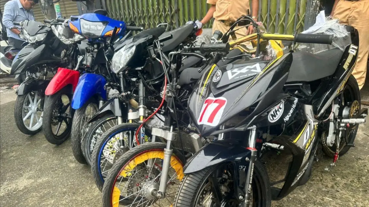 Công an đột kích 'lò độ' mô tô, thu giữ hàng loạt xe